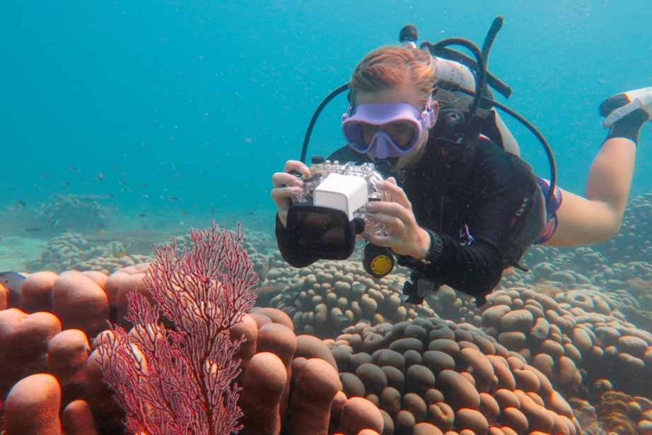 Underwater shot of diver using the PowerShot G1X Mark II with the WP-DC53 housing